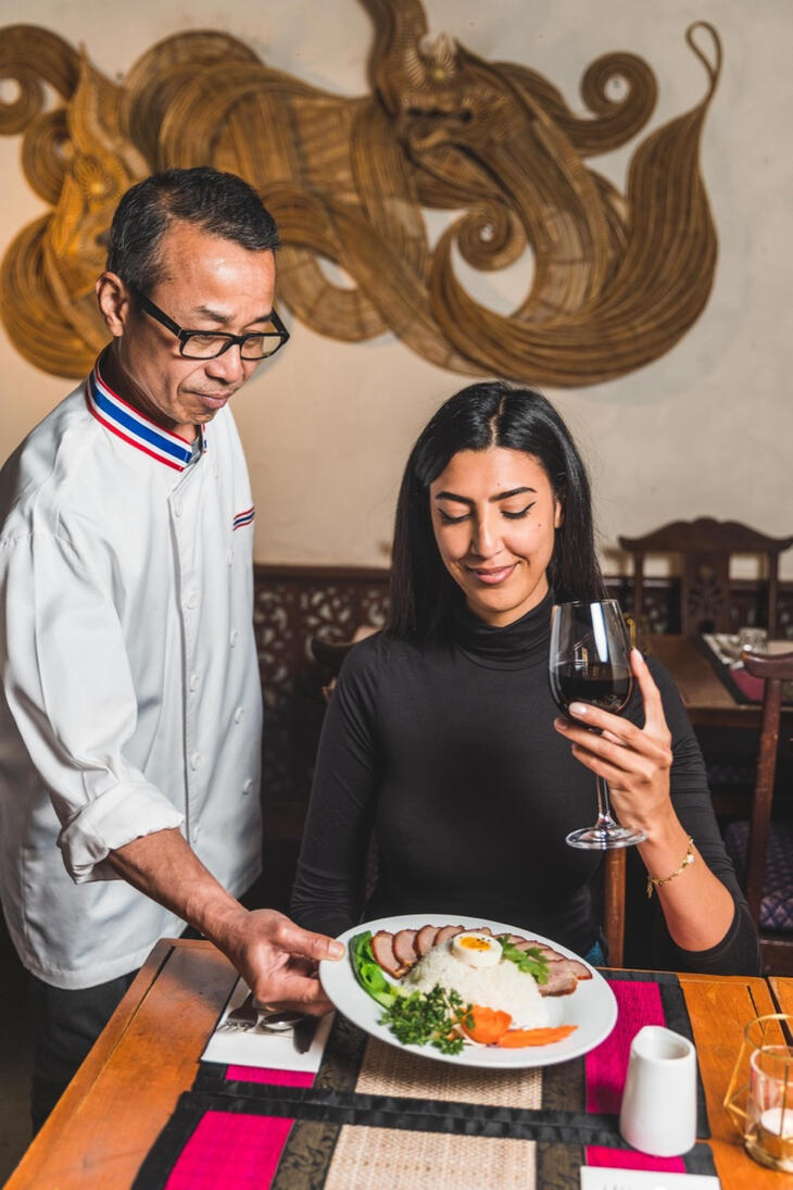 Chef et cliente du Khun Akorn