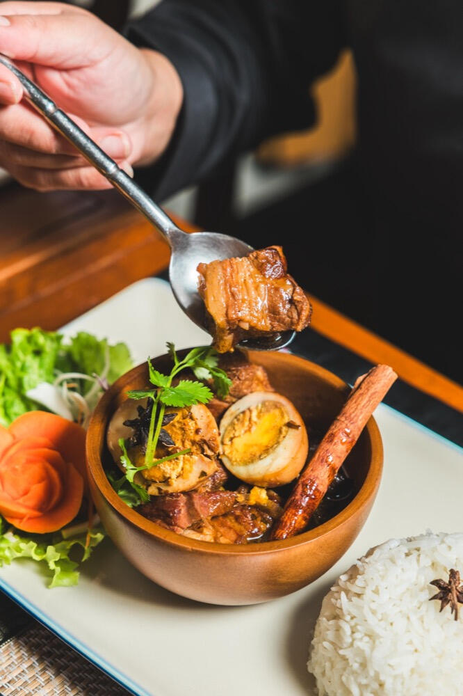 Pha loor moo du Khun Akorn