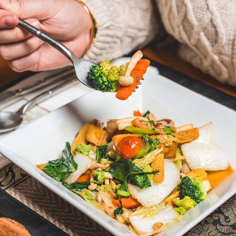 Emincé de légumes sautés au wok - Khun Akorn