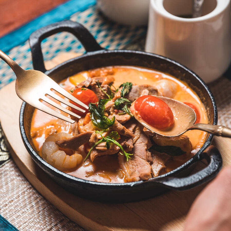 Kaeng Daeng - Khun Akorn